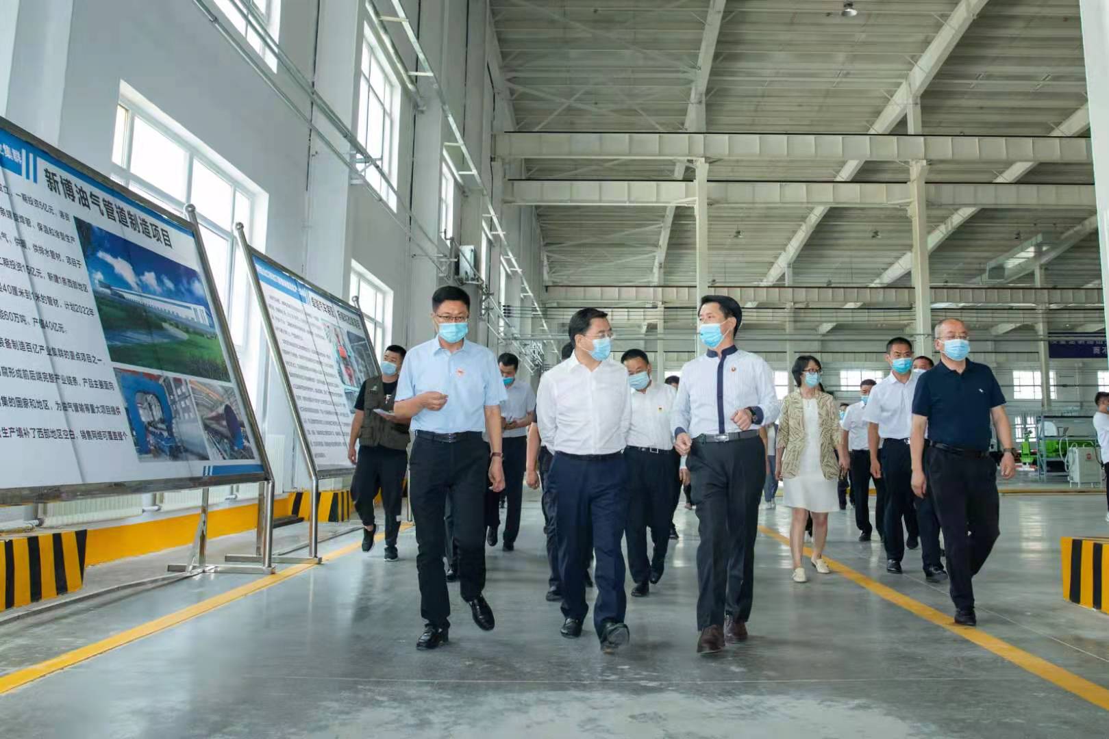 新疆维吾尔族自治区党委常委、、、自治区常务副主席陈伟俊莅临集团阿拉山口汽车公司调研考察