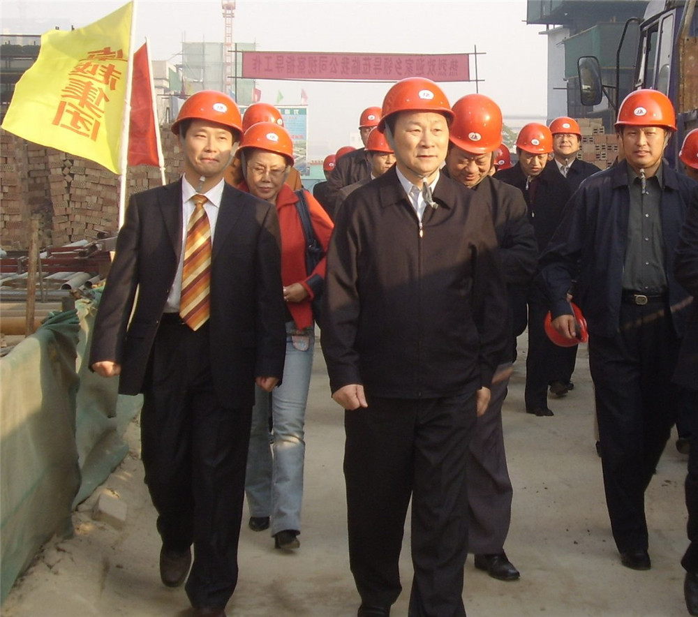 12湖北省副省长赵斌在刘雁飞的陪同下视察恒峰g22公司在西安的建设现场